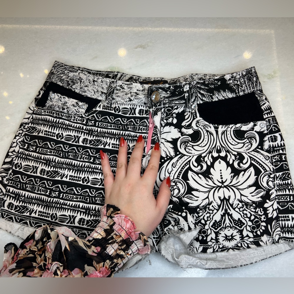 EUC MASOI JEAN WOMENS SHORTS IN BLACK AND WHITE PATTERNS SIZE 11 - 30 inch waist - Picture 3 of 4